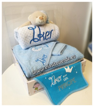 Caja regalo bebé con capa de baño manopla manta abraztios y babero a elegir (2)